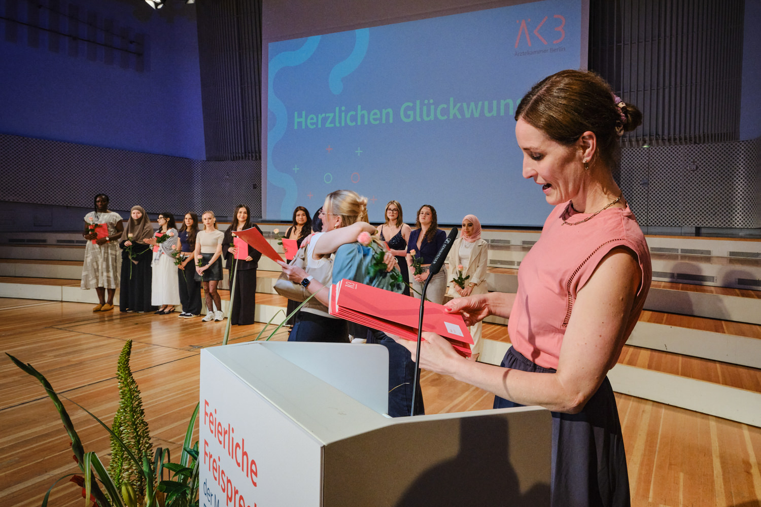 Zeugnisübergabe bei der feierlichen Freisprechung der Medizinischen Fachangestellten am 22. Juli 2025