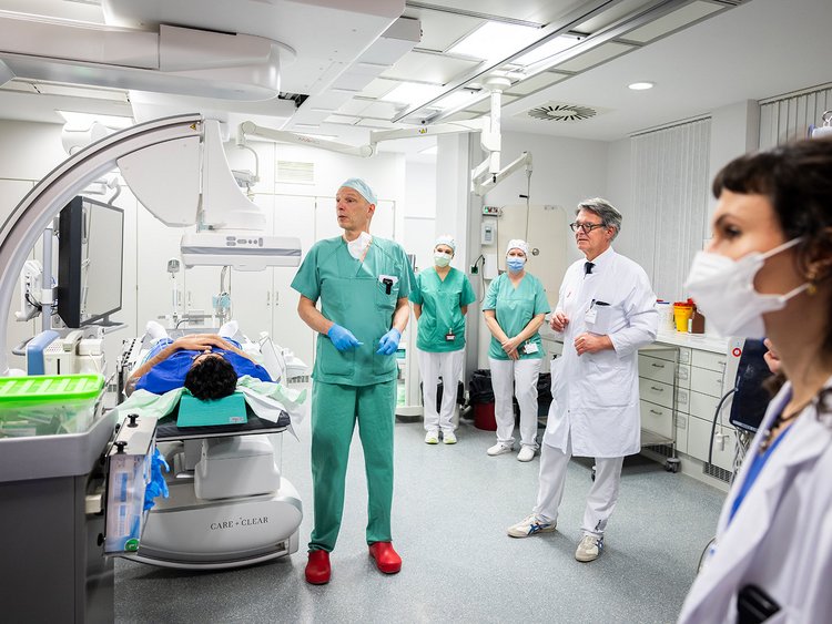 Anästhesist bereitet den Patienten notfallmäßig für die OP vor.