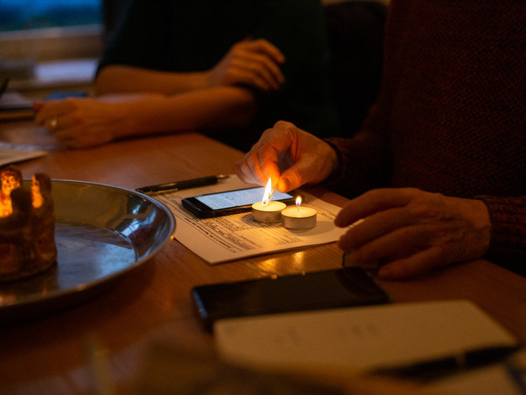 Das Palliativteam Berlin zündet bei Teambesprechungen für jede Verstorbene und jeden Verstorbenen der vergangenen Woche eine Kerze an.