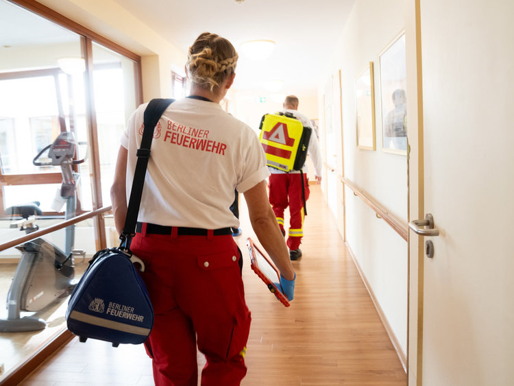 Im Einsatz: Notärztin Dr. med. Renate Boye und ein Kollege der Feuerwache Treptow