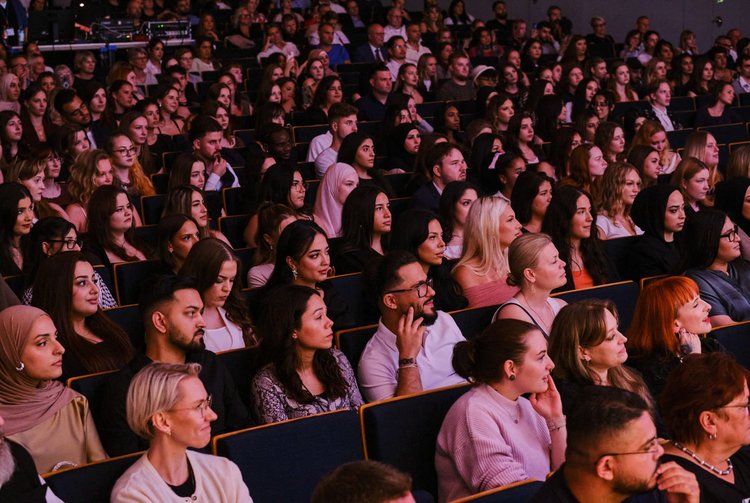 MFA-Absolvent:innen warten im Konzertsaal der UdK Berlin auf ihre Freisprechung.