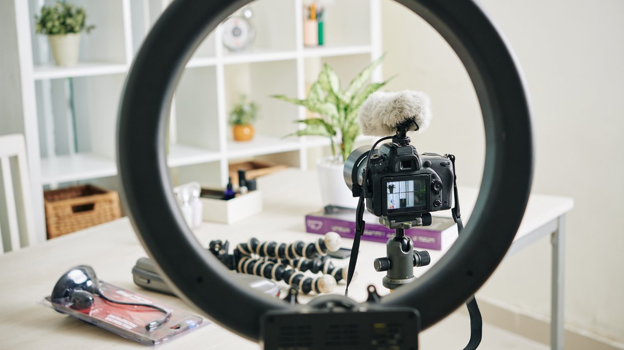 Video-Setup im Wohnzimmer mit Ringlicht 