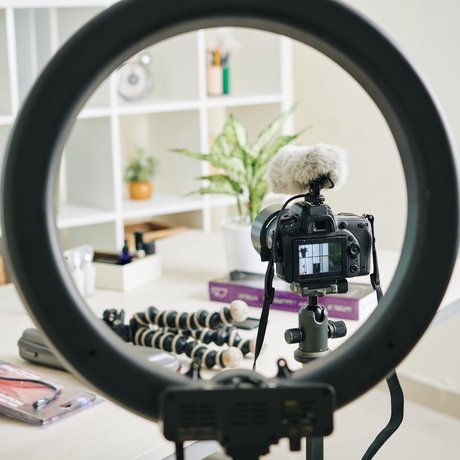 Video-Setup im Wohnzimmer mit Ringlicht 