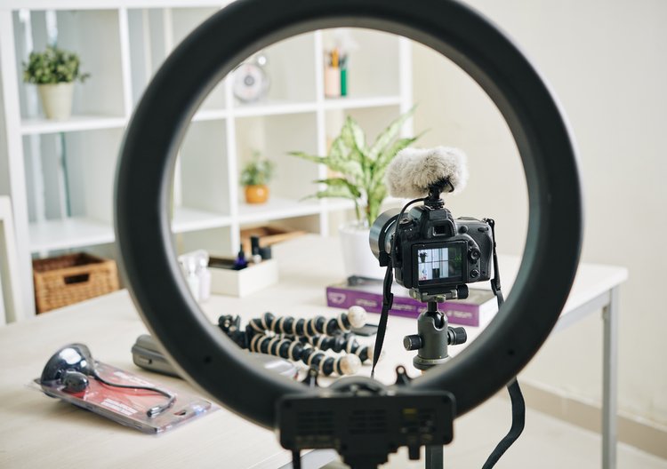 Video-Setup im Wohnzimmer mit Ringlicht 