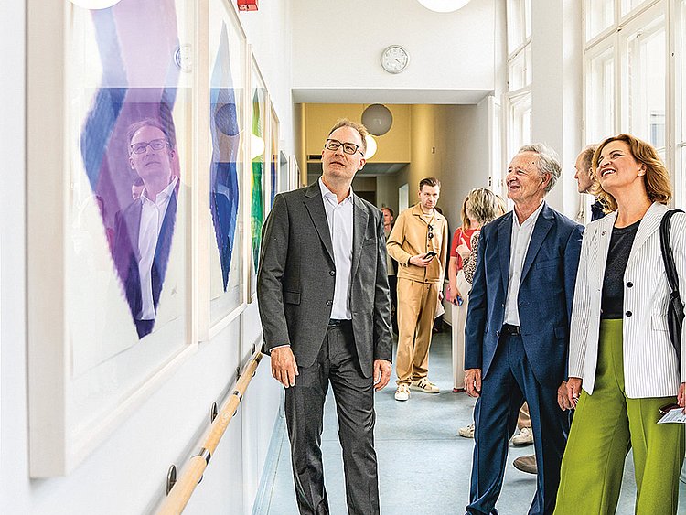 Krankenhausgang mit Werken der beiden ZERO-Magnaten Heinz Mack und Otto Piene