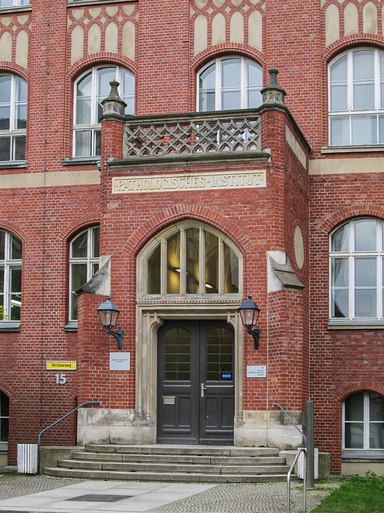 Eingang des Pathologischen Instituts der Charité heute