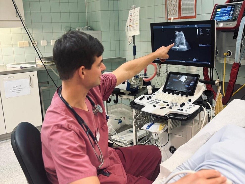 Dr. med. Clemens Ernsting beim Ultraschall.