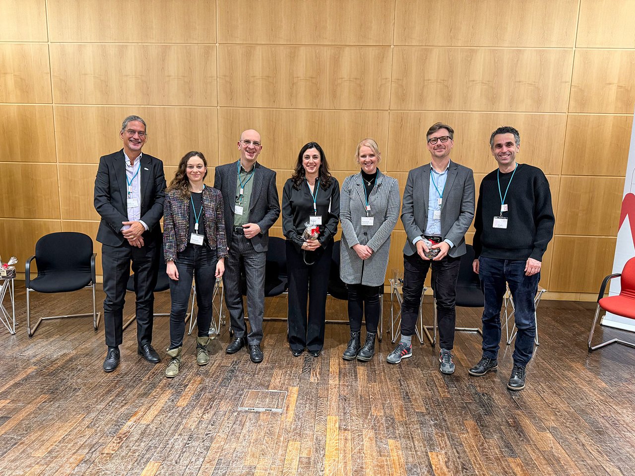 Die Expert:innen und Gastgeber:innen der Diskussionsrunde (v. l. n. r.): Jakob Maske, Dr. Annika Baumann, Dr. med. Jakob Hein, Dr. med. Yüksel König, Dr. Kristian Kunow, Dr. med. Peter Bobbert