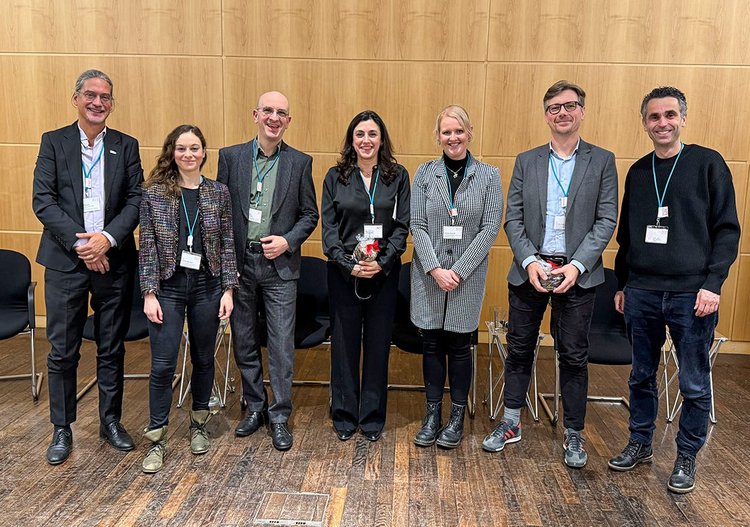 Die Expert:innen und Gastgeber:innen der Diskussionsrunde (v. l. n. r.): Jakob Maske, Dr. Annika Baumann, Dr. med. Jakob Hein, Dr. med. Yüksel König, Dr. Kristian Kunow, Dr. med. Peter Bobbert