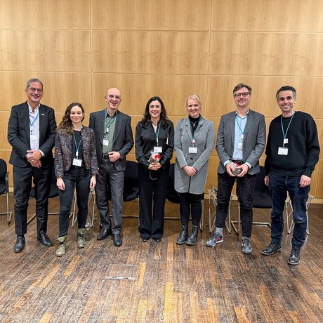 Die Expert:innen und Gastgeber:innen der Diskussionsrunde (v. l. n. r.): Jakob Maske, Dr. Annika Baumann, Dr. med. Jakob Hein, Dr. med. Yüksel König, Dr. Kristian Kunow, Dr. med. Peter Bobbert