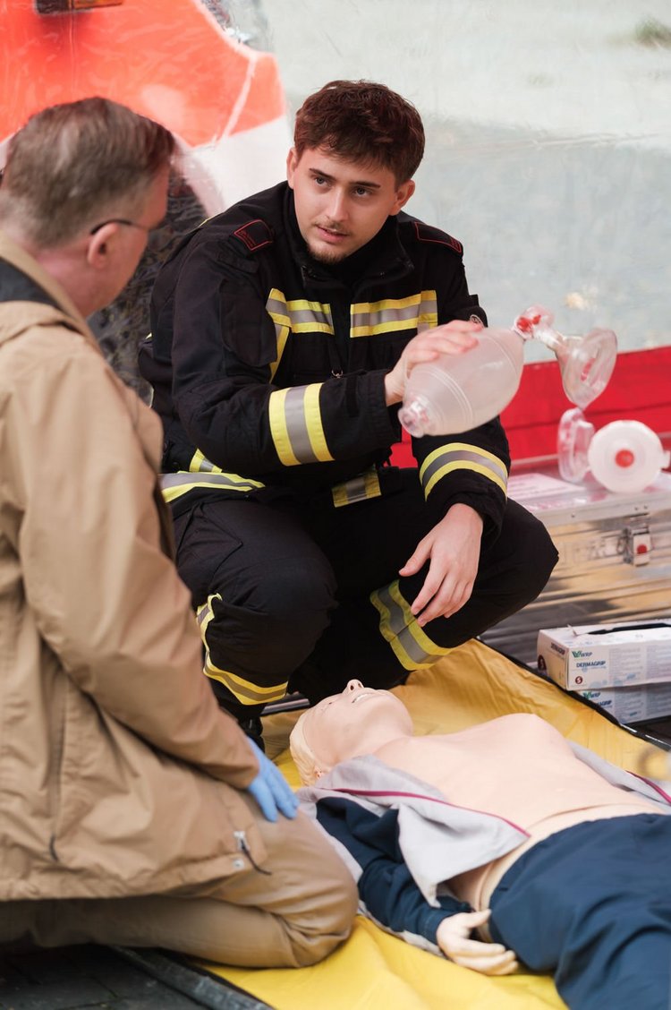 Berliner Feuerwehr zeigt Passant:innen beim „World Restart a Heart Day” was bei einem Herz-Kreislauf-Stillstand zu tun ist und wirbt für ihre KATRETTER-App.