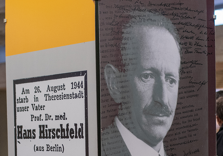 Stele mit Informationen zu Hans Hirschfeld