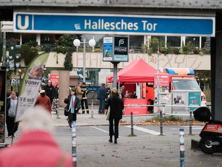 Berliner Feuerwehr zeigt Passant:innen beim „World Restart a Heart Day” was bei einem Herz-Kreislauf-Stillstand zu tun ist und wirbt für ihre KATRETTER-App.