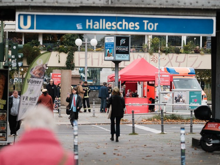 Berliner Feuerwehr zeigt Passant:innen beim „World Restart a Heart Day” was bei einem Herz-Kreislauf-Stillstand zu tun ist und wirbt für ihre KATRETTER-App.