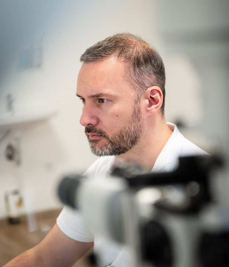 Ein Tag in der Augenarztpraxis von Dr. Philipp Schwarz in Berlin Neukölln.