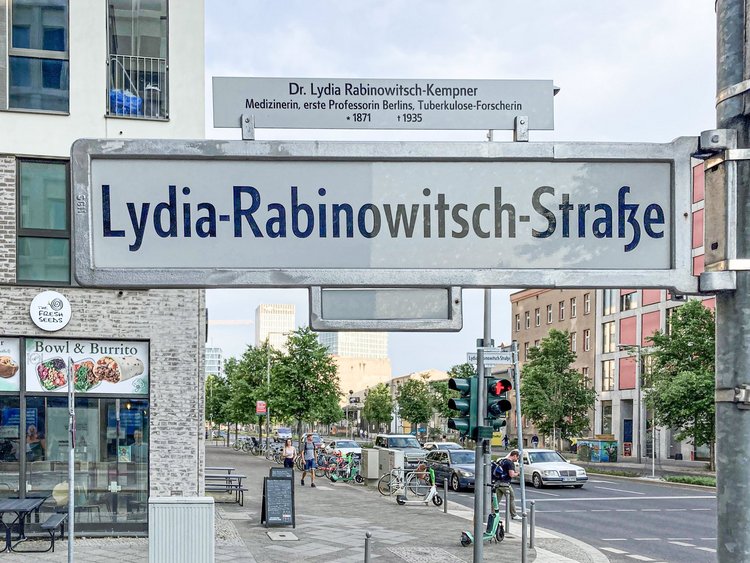 Berliner Straßenschild der Lydia-Rabinowitsch-Straße mit Personenhinweis