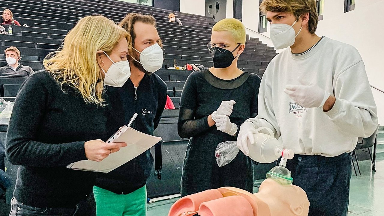 Studierende erfüllen während des Wettbewerbs praktische Aufgaben