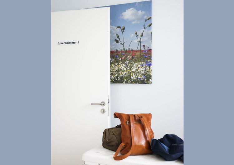 Sprechzimmer mit Tisch und Arzttasche