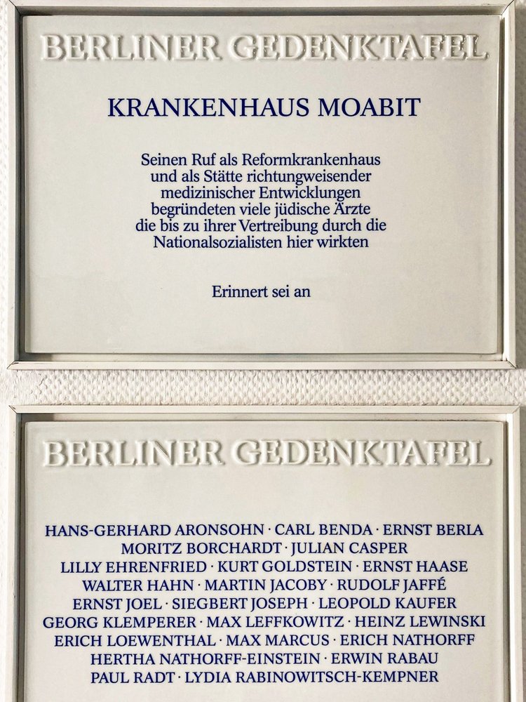 Gedenktafel im ehemaligen Krankenhaus Moabit mit Namen der jüdischer Ärzt:innen, die im Dritten Reich vertrieben wurden.