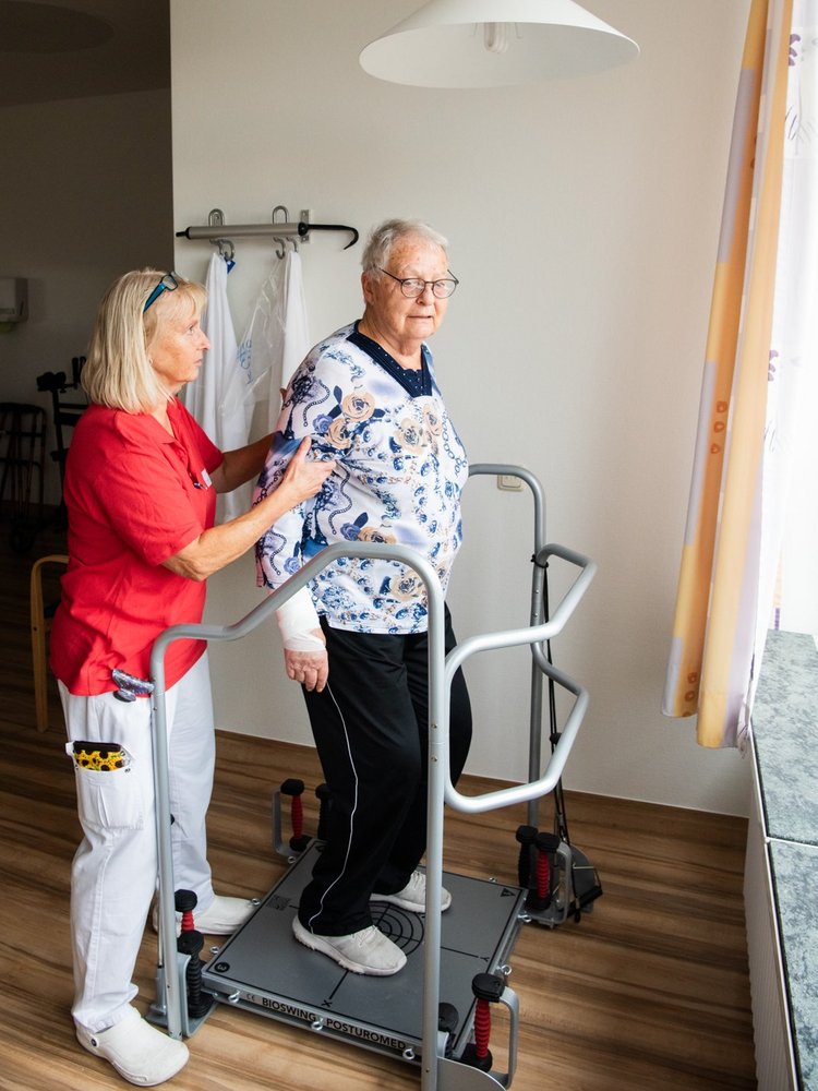 Physio- und Bewegungstherapie mit einer Patientin