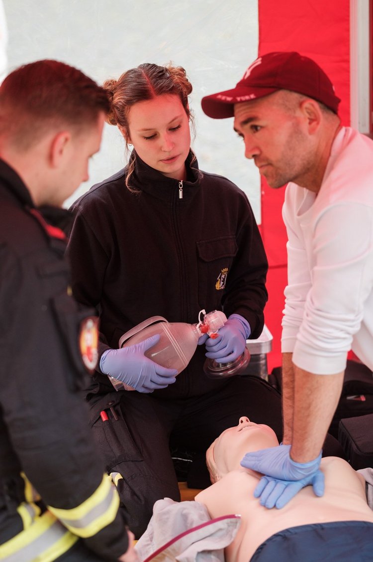 Berliner Feuerwehr zeigt Passant:innen beim „World Restart a Heart Day” was bei einem Herz-Kreislauf-Stillstand zu tun ist und wirbt für ihre KATRETTER-App.