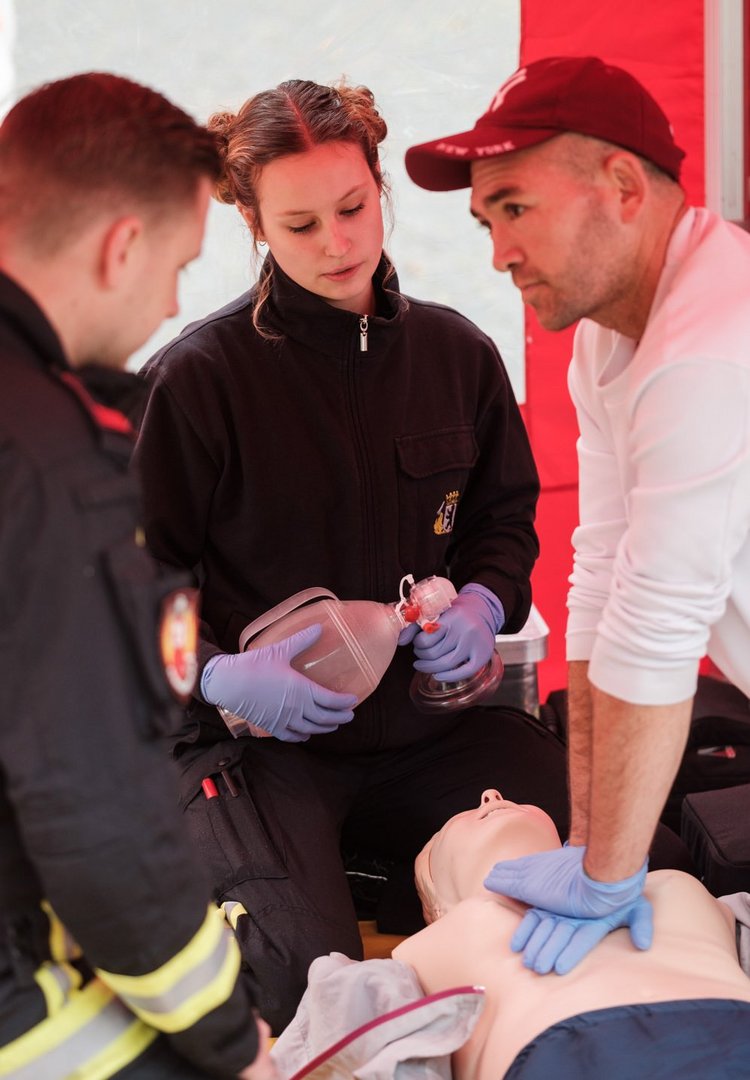 Berliner Feuerwehr zeigt Passant:innen beim „World Restart a Heart Day” was bei einem Herz-Kreislauf-Stillstand zu tun ist und wirbt für ihre KATRETTER-App.