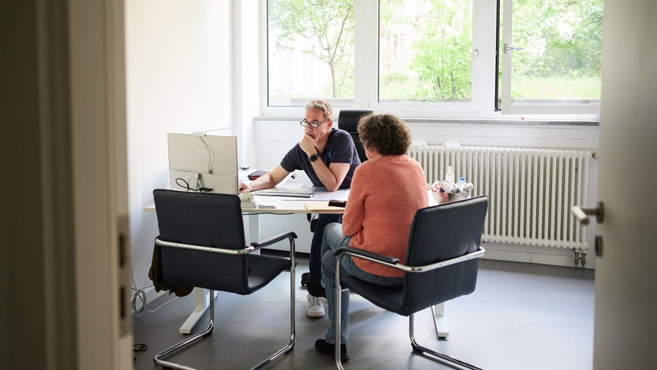 Long COVID-Behandlung – Arzt und Patientin im Gespräch