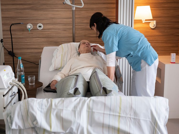 Patientin und Therapeutin bei Behandlung mit Lymphamat.