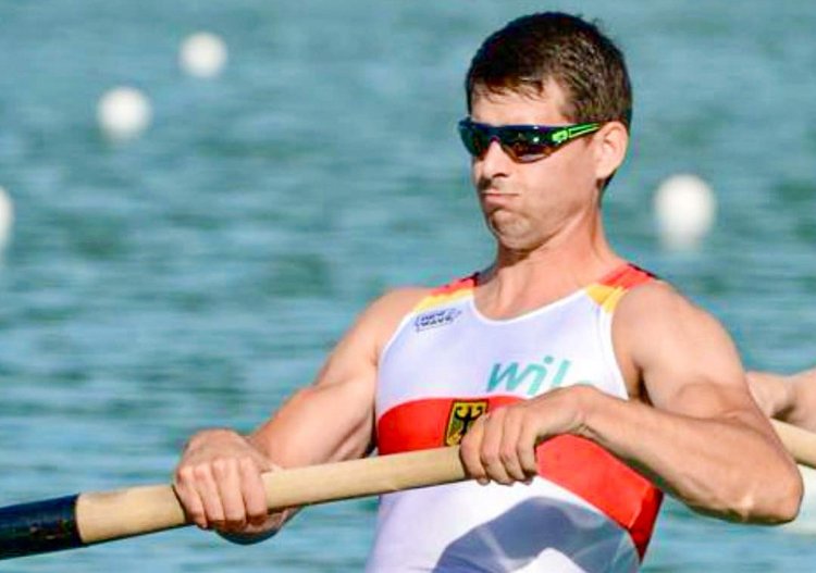 Dr. med. Clemens Ernsting im Ruderboot.