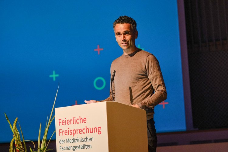 PD Dr. med. Peter Bobbert, Präsident der Ärztekammer Berlin, hält eine Rede.