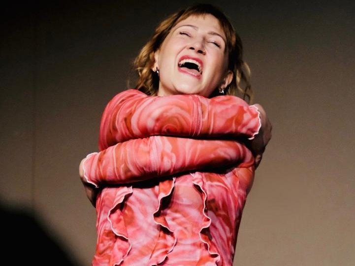 Foto: Elea Braun Schauspielerin Nadja Geuther auf der Bühne