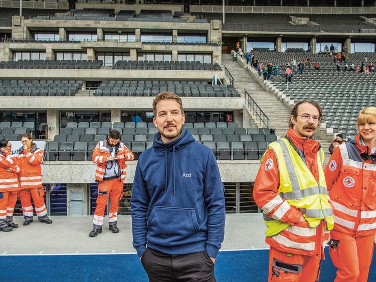 Rennarzt Hartung und Kolleg:innen vom Roten Kreuz im Olympiastadion Berlin.