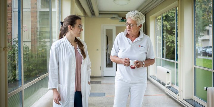 Eine Ärztin im Ruhestand im Gespräch mit einer jungen Ärztin