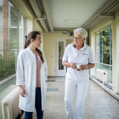 Foto: Espen Eichhöfer, OSTKREUZ / Ärztekammer Berlin Eine Ärztin im Ruhestand im Gespräch mit einer jungen Ärztin