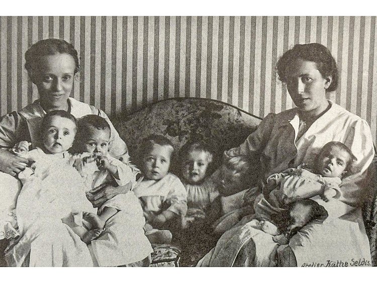 Laura Turnau und Hanna Kawerau um 1922