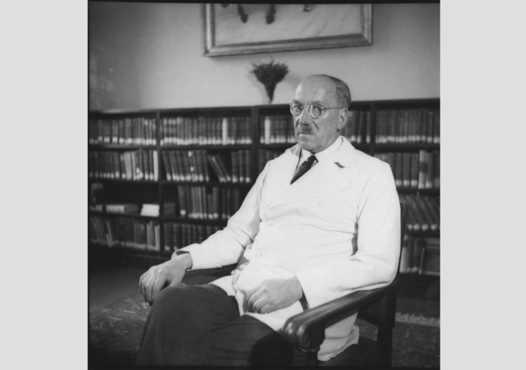 Prof. Dr. Ferdinand Sauerbruch in seinem Arbeitszimmer an der Charité, 1946