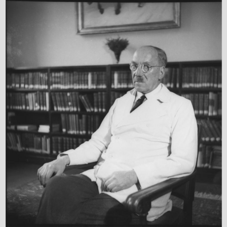 Prof. Dr. Ferdinand Sauerbruch in seinem Arbeitszimmer an der Charité, 1946