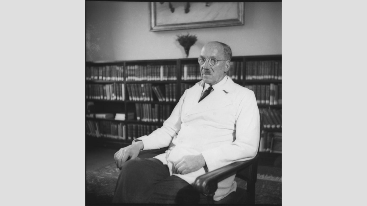 Prof. Dr. Ferdinand Sauerbruch in seinem Arbeitszimmer an der Charité, 1946