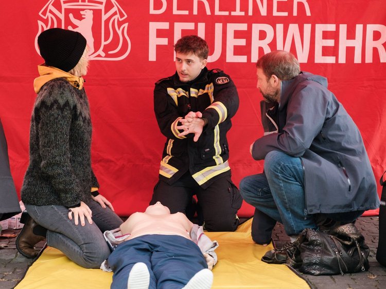 Berliner Feuerwehr zeigt Passant:innen beim „World Restart a Heart Day” was bei einem Herz-Kreislauf-Stillstand zu tun ist und wirbt für ihre KATRETTER-App.