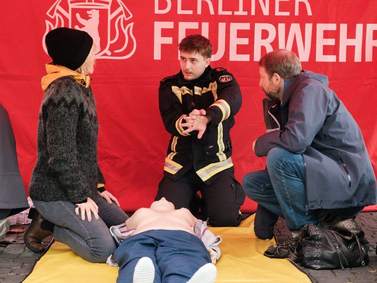 Berliner Feuerwehr zeigt Passant:innen beim „World Restart a Heart Day” was bei einem Herz-Kreislauf-Stillstand zu tun ist und wirbt für ihre KATRETTER-App.