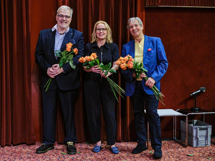 Vertreter:innen der Ärztekammer Berlin überreichen Rosen.