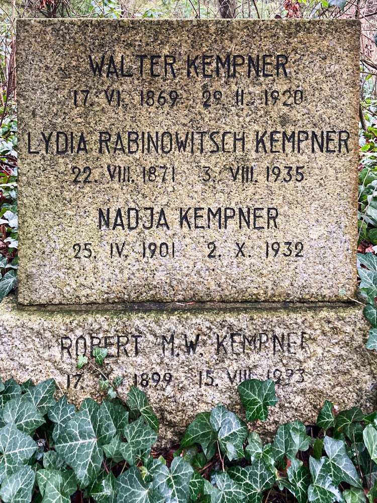 Grabstein der Familie Kempner auf dem Parkfriedhof Lichterfelde