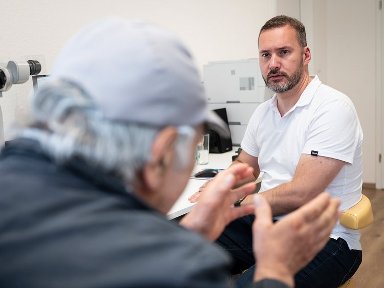 Ein Tag in der Augenarztpraxis von Dr. Philipp Schwarz in Berlin Neukölln.