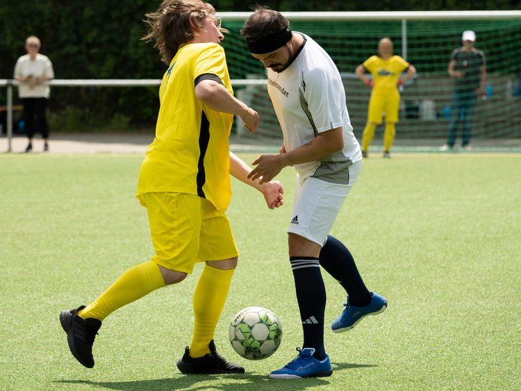 Zweikampf auf dem Fußballplatz