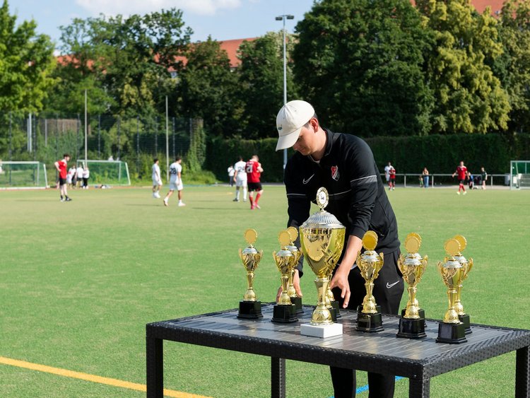 Pokale aufgereiht am Spielfeldrand