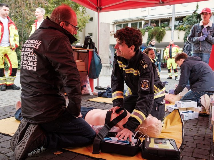 Berliner Feuerwehr zeigt Passant:innen beim „World Restart a Heart Day” was bei einem Herz-Kreislauf-Stillstand zu tun ist und wirbt für ihre KATRETTER-App.