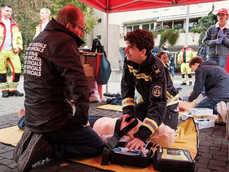 Berliner Feuerwehr zeigt Passant:innen beim „World Restart a Heart Day” was bei einem Herz-Kreislauf-Stillstand zu tun ist und wirbt für ihre KATRETTER-App.