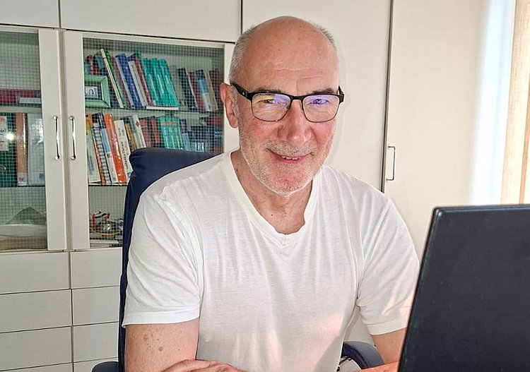 Dr. med. Damian Zydra am Schreibtisch in seinem Behandlungszimmer