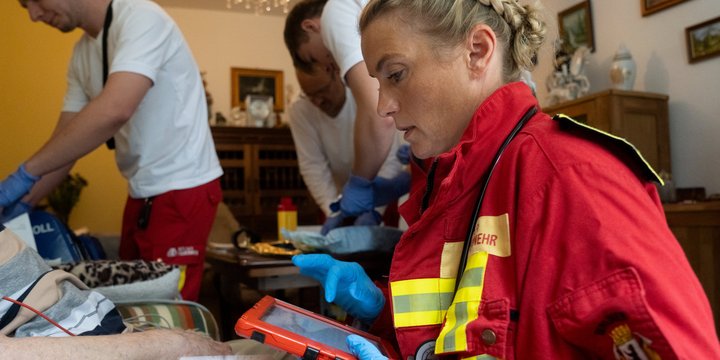 Eine Notärztin und Kolleg:innen der Berliner Feuerwehr im Einsatz