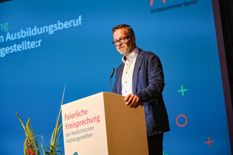 Timo Haring, der Stellvertretende Schulleiter der Rahel-Hirsch-Schule Oberstufenzentrum Gesundheit/Medizin, am Rednerpult.